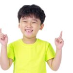 Niño indica el número 1|Joven muestra números coreanos con la mano