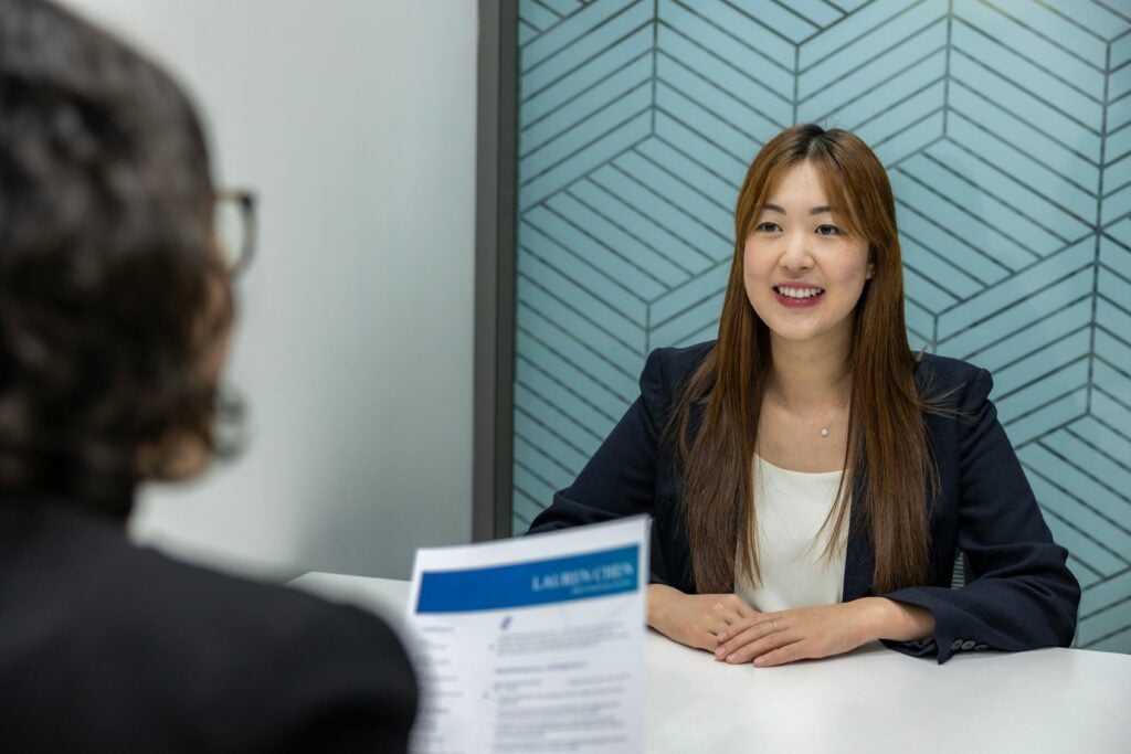 Mujer muestra cortesía en una entrevista después de aprender japonés gratis