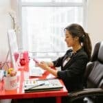 Mujer estudia para aprender japonés gratis