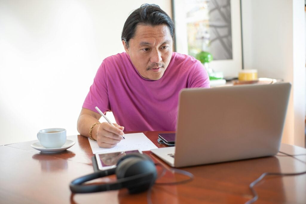 Hombre estudia gramática para aprender japonés gratis