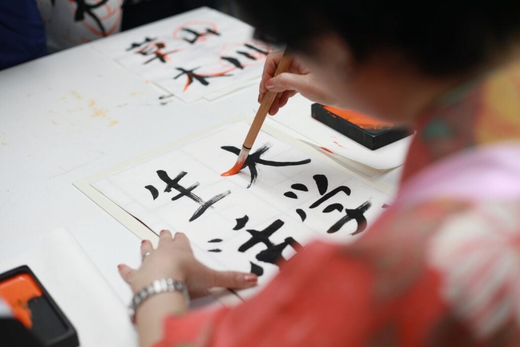 Aprender japonés gratis dibujando kanjis con el pincel