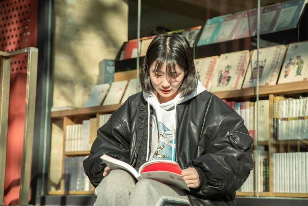 Alumna empieza a aprender japonés gratis leyendo mangas
